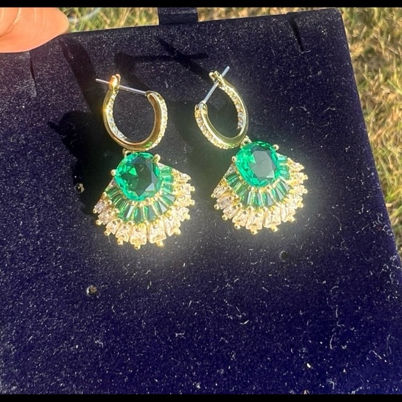 Gorgeous fan shaped dangle emerald drop earring with gold plating - Picture 1 of 12